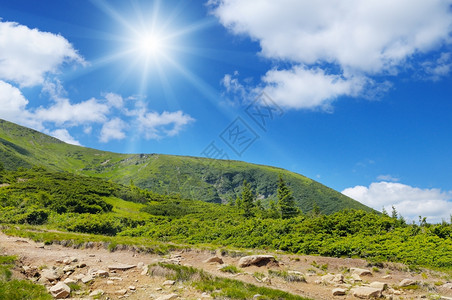 风雪山蓝天空和太阳图片