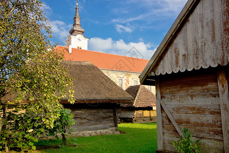 Krizevc镇历史小屋和教堂风景croati图片