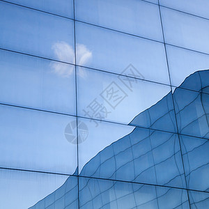 蓝色天空和玻璃墙反射的现代玻璃建筑图片
