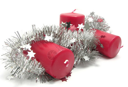 带有圣诞节装饰品的红蜡烛背景图片