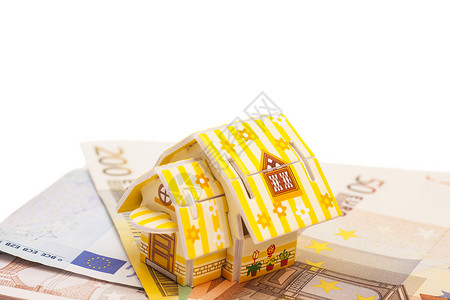 欧元符号模型不动产业务概念放在欧元钞票上的玩具房模式背景