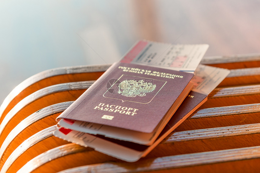 机场两张护照和一板凳票图片