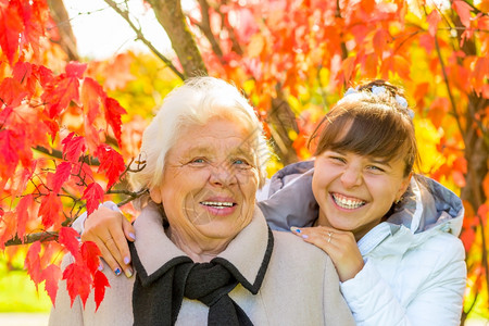 孙女和祖母在公园拥抱图片