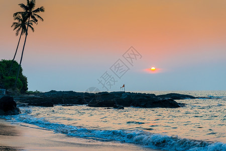 日落时热带风景海在中栖息图片