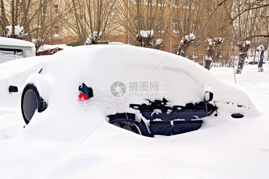 被雪覆盖的汽车图片
