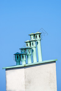 蓝天屋顶上的烟囱图片