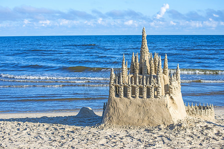 沙城堡在波兰的黄海沙滩上图片