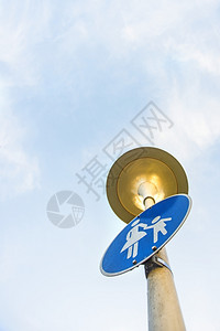 街道灯笼上的交通标志图片