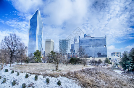 被冰雪覆盖的城市和街道图片