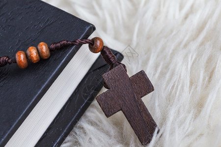 十字项链在书上天主教的高清图片素材