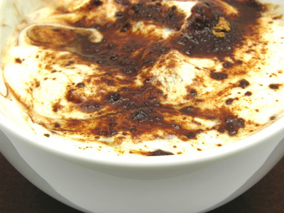 面粉上加巧克力的酸奶在一碗西瓜里背景图片