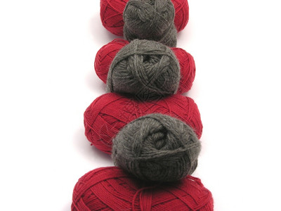 灰色和红新羊毛作为白背景的中线背景图片