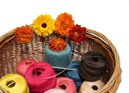 一篮多色羊毛纱和花朵图片