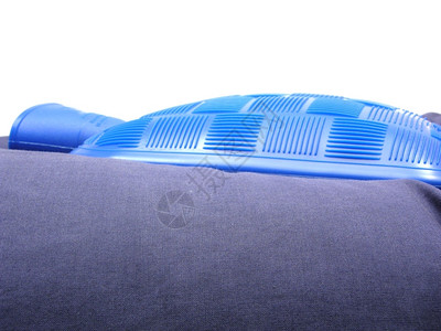 蓝枕头上的色热水袋图片