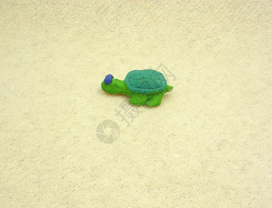 柔软背景的手工制陶瓷乌龟高清图片