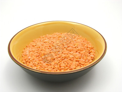 一碗陶瓷中的红扁豆图片