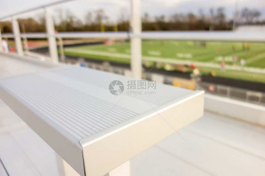 在一个现代学校体育场设施中排空的露天座位图片