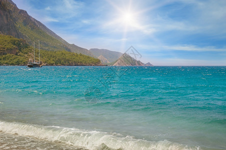 海景蓝色天空和山区海岸图片