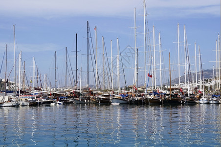 游艇和停泊在Budrm火鸡的海港图片