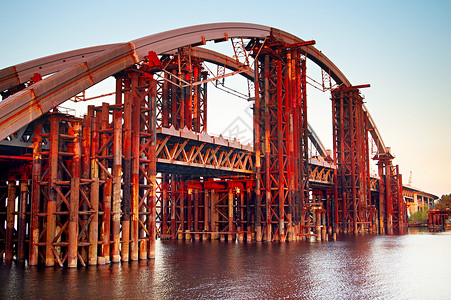库伊夫河上未完成的桥位于库伊夫图片
