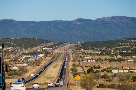 在新的墨西哥山脉中延伸长的高速公路图片