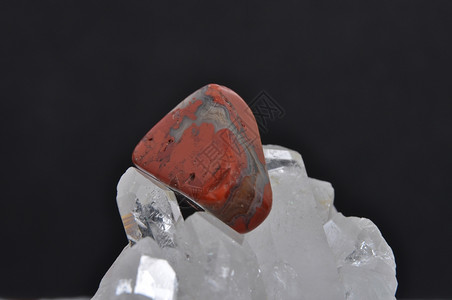 岩石结晶上的JASPER图片