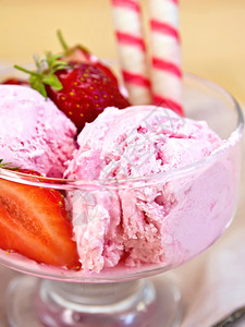 草莓冰淇淋放在玻璃碗里面带包卷和草莓木板上的餐巾纸图片