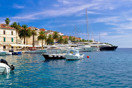 Hvar岛的游艇港著名croati旅游胜地图片