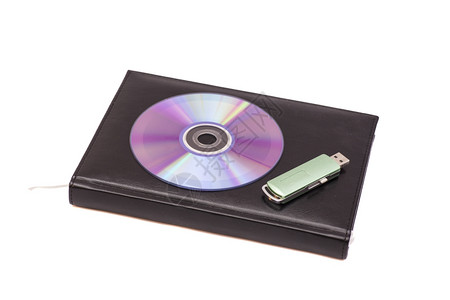 黑色日记闪存盘和白色背景的cd图片