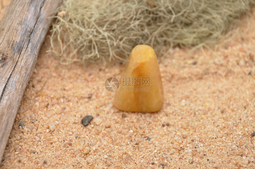 沙滩上的橙色钙石图片