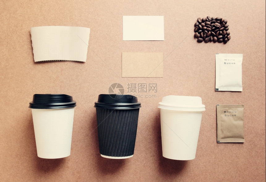 纸咖啡杯从顶端视图模拟身份品牌并产生反向过滤效果图片