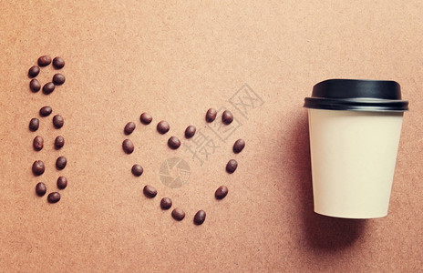 我喜欢咖啡豆和纸杯具有反向过滤效果背景图片