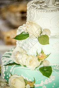 带玫瑰的婚礼蛋糕图片
