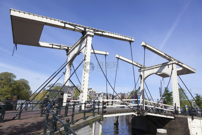 位于阿姆斯特丹中心的旧白木吊桥图片