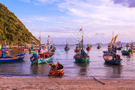 悬挂在泰国普兰布里海滩的渔船群图片