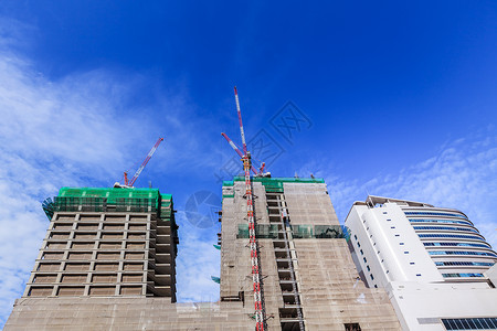 蓝色天空背景下的建筑工地背景图片