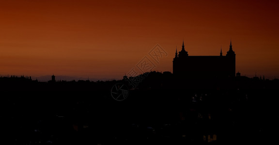 在西班牙的托莱多天线夜视图高清图片