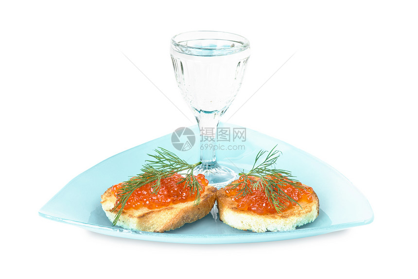 两份三明治加红鱼子酱和一杯伏特加放在蓝色三角盘上图片
