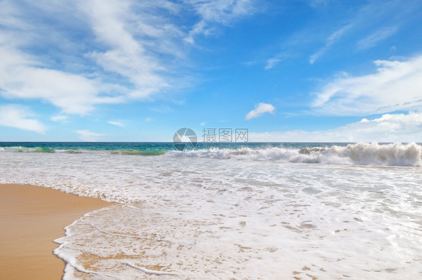 海洋沙滩和蓝天空图片