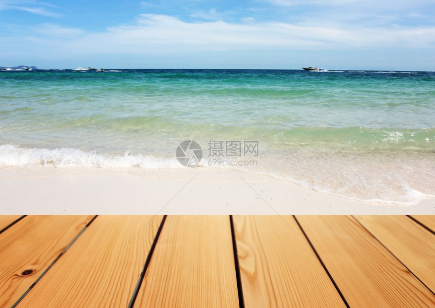 海背景的空木甲板桌夏季概念图片