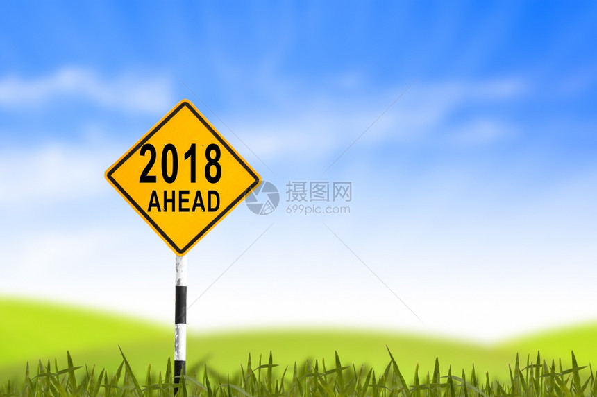 2018年草地通往新和蓝天空的道路标志图片