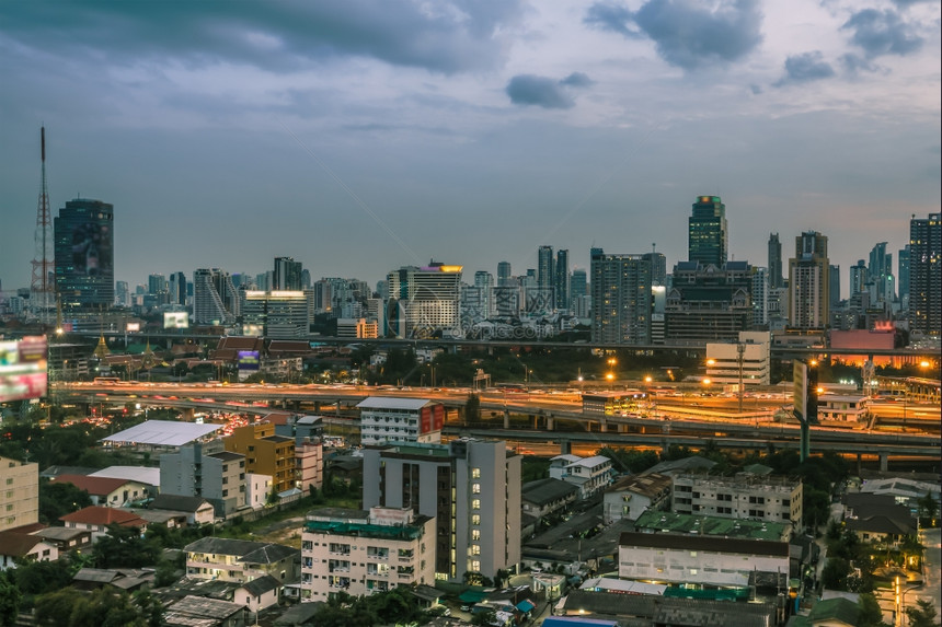 Bangko市夜间鸟瞰图图片