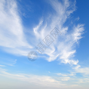 潮湿天蓝色天空中的羽云背景
