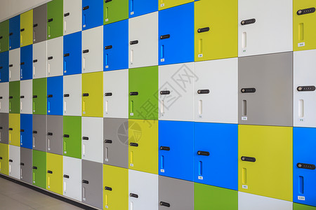 彩色储物柜的行列和安全门密码图片