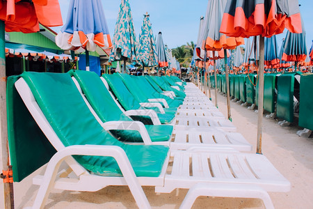 热带沙滩上的椅子和雨伞图片