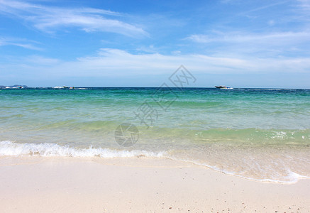 夏季沙滩海景与陆波图片