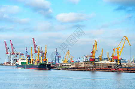 货船在乌黑德萨港装载货物背景图片