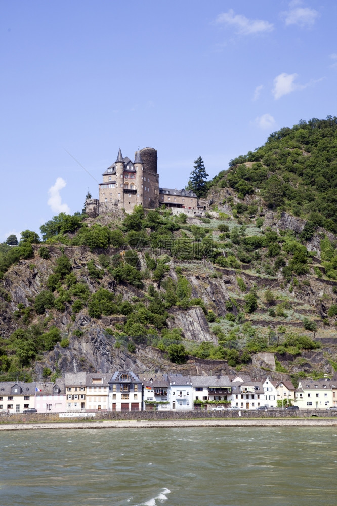 与城堡一起在德国河边的风光中与城堡同在图片