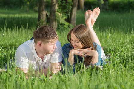 趴在草地上约会的情侣图片