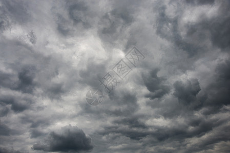 乌云笼罩的暴风天空高清图片
